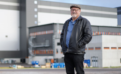Elving Långdahl står framför en byggnad.