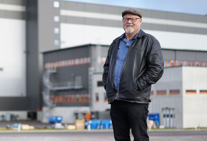 Elving Långdahl står framför en byggnad.