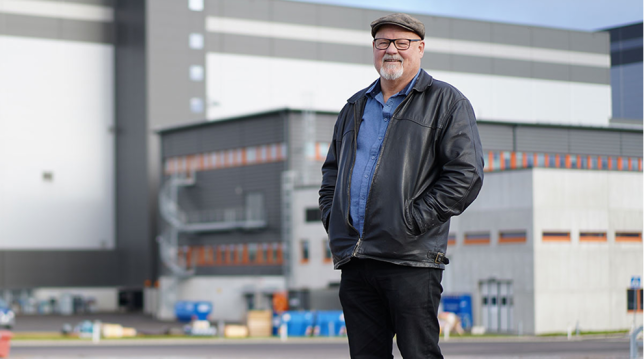 Elving Långdahl står framför en byggnad.