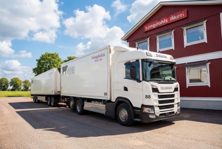 distributionsbil med släp från Långdahls åkeri
