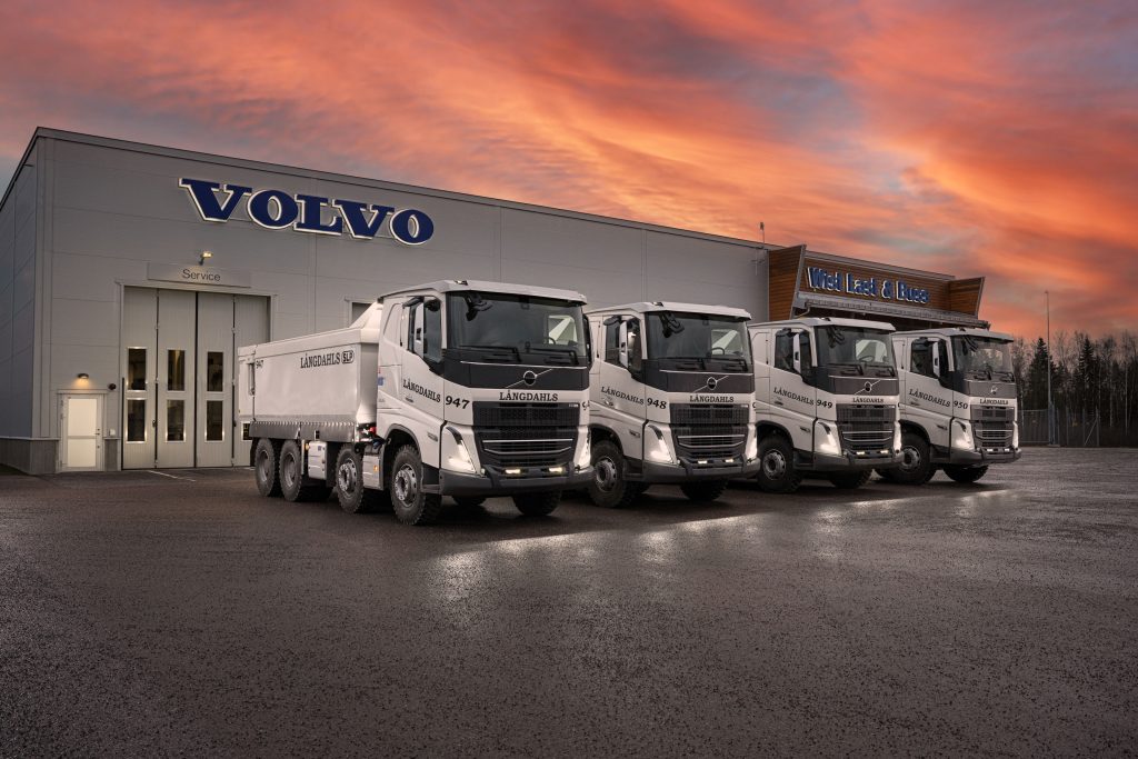 Fyra lastbilar från Långdahls av märket Volvo