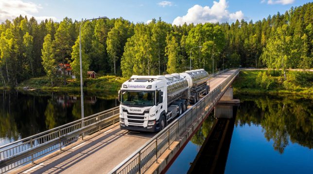Tankbil från Långdahls åkeri transporterar mjölk.