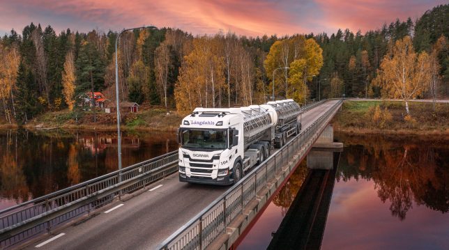 tankbil från Långdahls åkeri transporterar mjölk