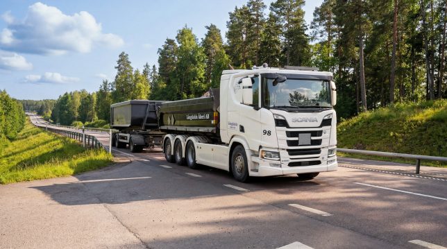Lastbil från Långdahls åkeri kör grus i Dalarna
