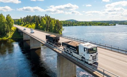 lastbil från Långdahls åkeri kör grus över Dalälven