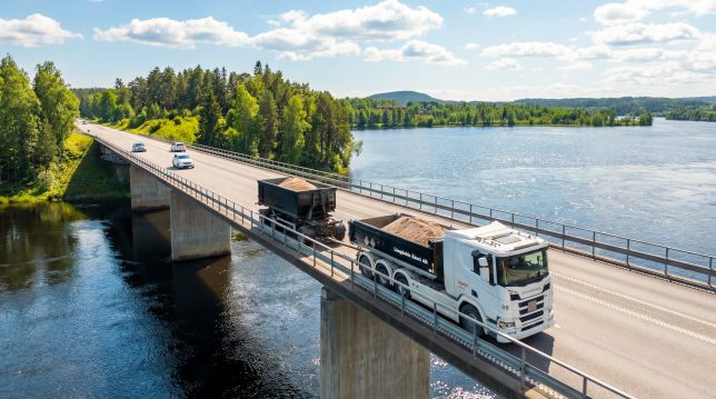 lastbil från Långdahls åkeri kör grus över Dalälven