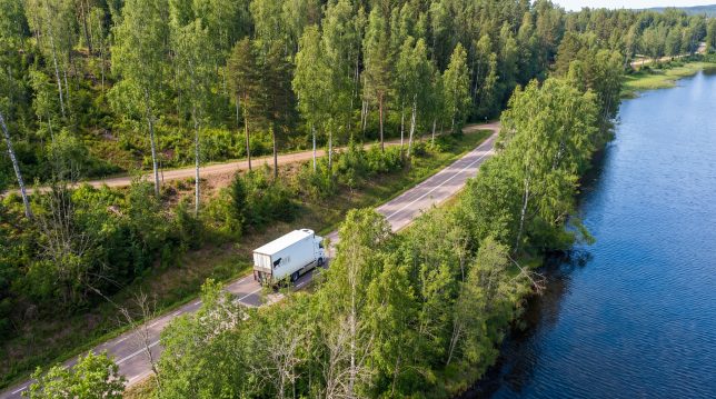 lastbil kör åt Grådö Mejeri för Långdahls åkeri