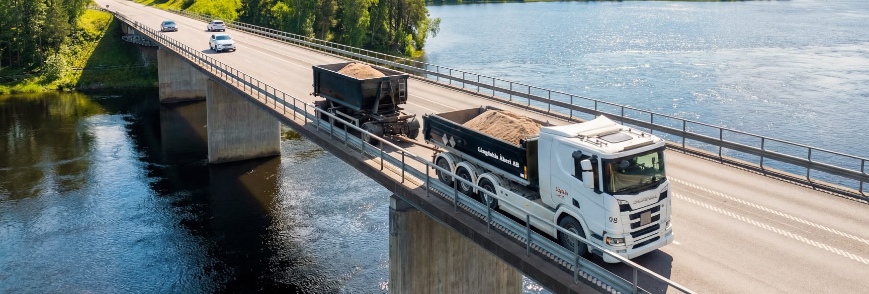 lastbil från Långdahls åkeri kör över Dalälven